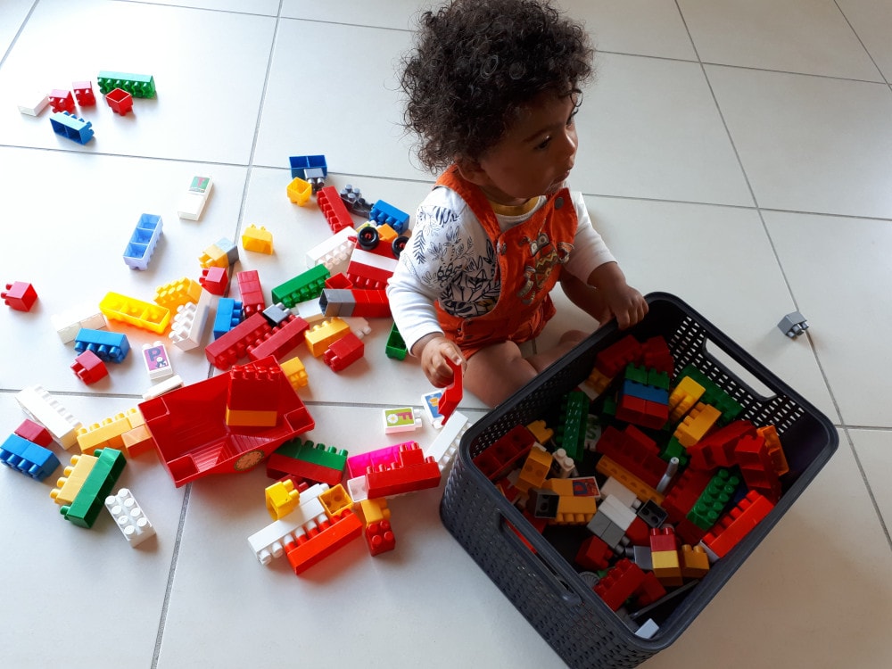 Adao sort les legos de la boite